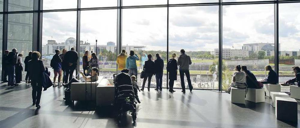 Platz der Republik. Aus dem neuen „Haus der Zukunft“ blicken Besucher in die Weite des Parlaments- und Regierungsviertels.