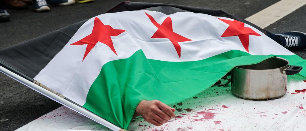 Ein Syrer protestiert in Berlin gegen den Krieg in Syrien.