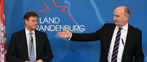 Bekommen Brandenburgs Ministerpräsident Dietmar Woidke (SPD, rechts) und Brandenburgs Finanzminister Christian Görke (Die Linke) ein Denkzettel-Ergebnis für die umstrittene Kreisreform?