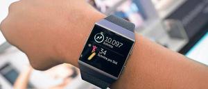 Smart Watches zählen Schritte, messen Laufstrecke und Tempo und dienen als Telefon.