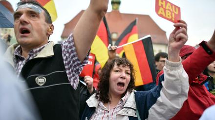 Demonstranten protestieren am 6. September in Finsterwalde (Brandenburg) gegen einen Wahlkampfauftritt von Angela Merkel.