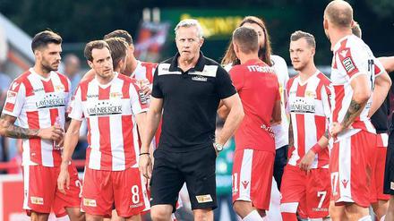 Kopf voll. Jens Keller und seine Spieler befinden sich momentan in einem Tief. Der 1. FC Union wartet seit fünf Spielen auf einen Sieg.