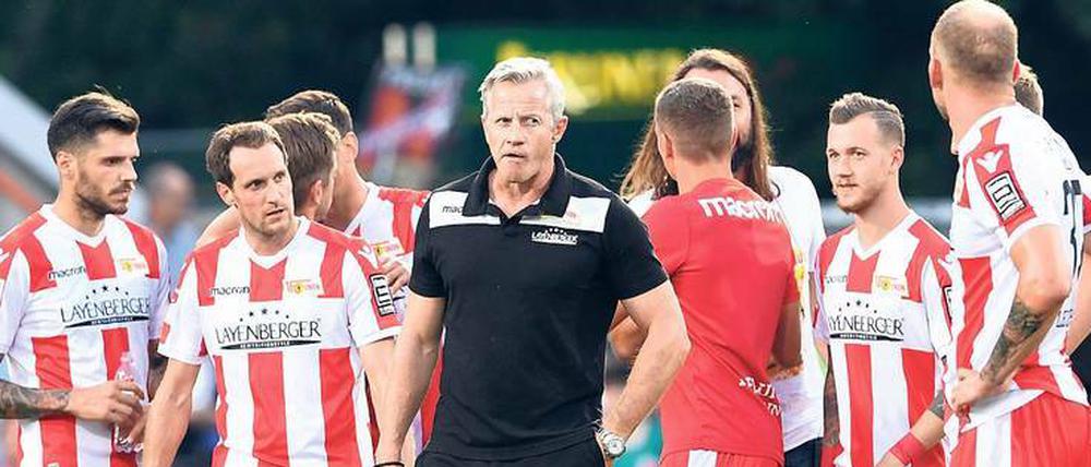 Kopf voll. Jens Keller und seine Spieler befinden sich momentan in einem Tief. Der 1. FC Union wartet seit fünf Spielen auf einen Sieg.