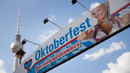 Fressbuden, Bier und Humptata – und kein Durchkommen: Das Oktoberfest bedeutet auf dem Alex nur mehr vom Gleichen.