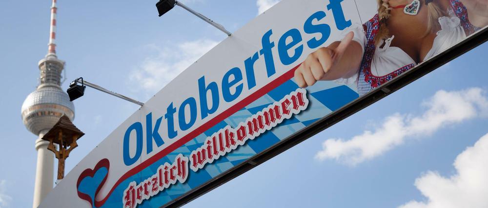Fressbuden, Bier und Humptata – und kein Durchkommen: Das Oktoberfest bedeutet auf dem Alex nur mehr vom Gleichen.