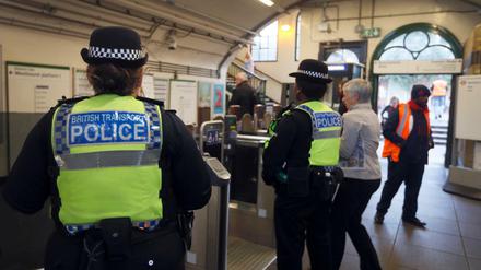 Polizisten stehen am Montag in der U-Bahn-Station Parsons Green in London.