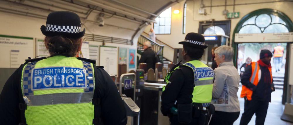 Polizisten stehen am Montag in der U-Bahn-Station Parsons Green in London.