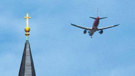 Der Himmel über Pankow. Alle paar Minuten starten und landen hier Flugzeuge von und nach Tegel. Foto: Pemax/Imago