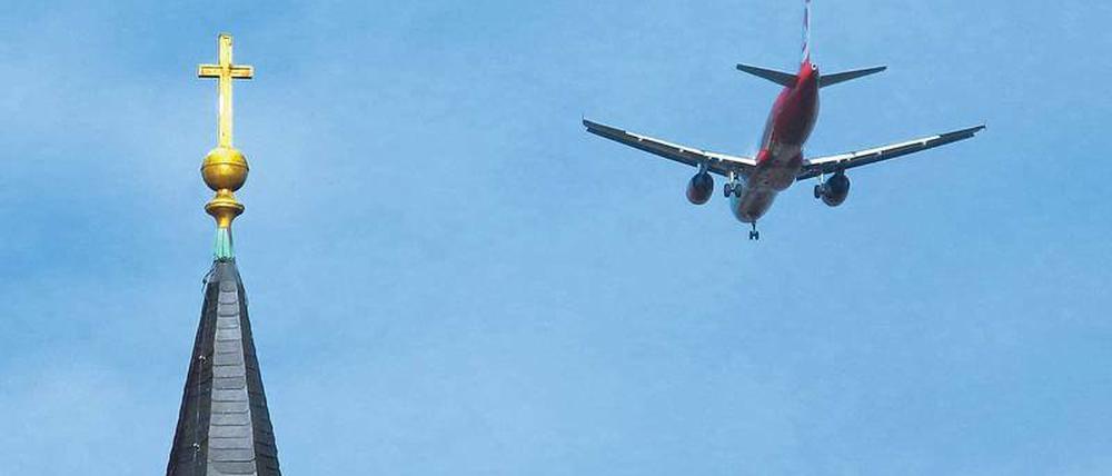 Der Himmel über Pankow. Alle paar Minuten starten und landen hier Flugzeuge von und nach Tegel. Foto: Pemax/Imago
