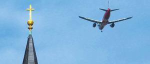 Der Himmel über Pankow. Alle paar Minuten starten und landen hier Flugzeuge von und nach Tegel. Foto: Pemax/Imago