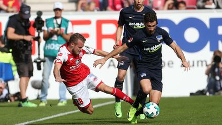 Kein Tor von Mathew Leckie (r.), kein Sieg für Hertha BSC.
