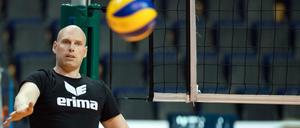 Luke Reynolds, der neue Trainer der BR Volleys, hat den Ball immer im Blick.