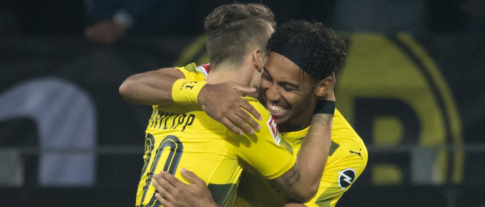 Dreifachtorschütze Pierre-Emerick Aubameyang (rechts) jubelt mit dem Doppeltorschützen Maximilian Philipp.
