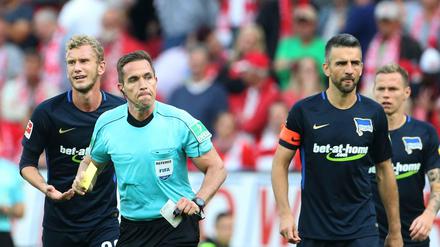 Schiedsrichter Tobias Stieler schickte Herthas Kapitän Vedad Ibisevic vorzeitig unter die Dusche.