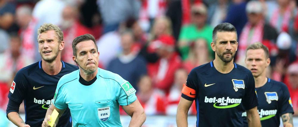 Schiedsrichter Tobias Stieler schickte Herthas Kapitän Vedad Ibisevic vorzeitig unter die Dusche.