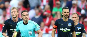 Schiedsrichter Tobias Stieler schickte Herthas Kapitän Vedad Ibisevic vorzeitig unter die Dusche.