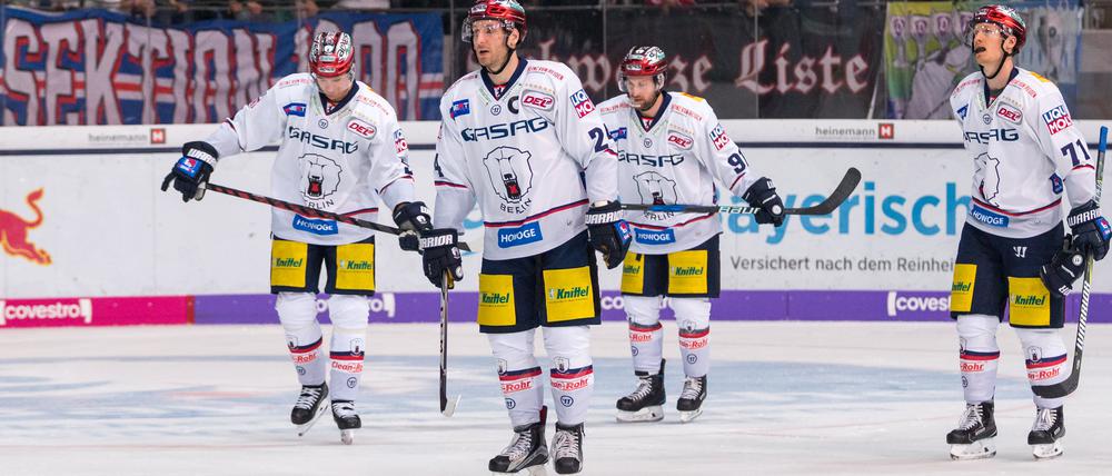 Kein Punkt. Die Eisbären nach dem Spiel in München.