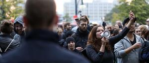 Aktivisten demonstrieren vor der Wahlparty der AfD in Berlin.