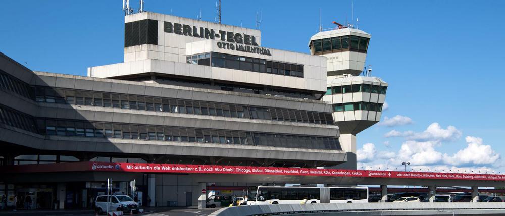 Der Tower und ein Teil des Hauptgebäudes des Flughafens "Otto Lilienthal" in Berlin-Tegel. 