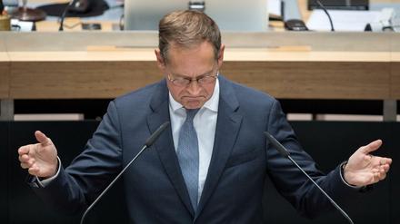 Sie haben entschieden und zwar gegen ihn: Für Michael Müller, den Regierenden Bürgermeister von Berlin, ist das Pro-Tegel-Votum eine herbe Niederlage.