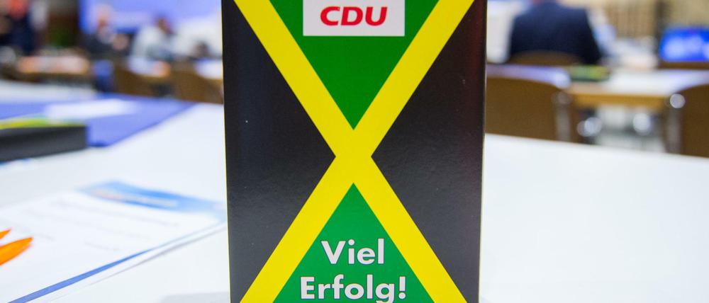 Eine Jamaika-Koalition im Bund? Beim Parteitag der schleswig-holsteinischen CDU (die mit FDP und Grünen regiert) diente die karibische Flagge im Juni schon als Knabbertütenverpackung.