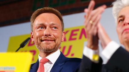 FDP-Chef Christian Lindner vor seinen Anhängern in Berlin nach Bekanntgabe der ersten Hochrechnungen zur Bundestagswahl. 