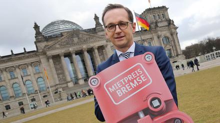 Noch-Bundesjustizminister Heiko Maas (SPD) mit symbolischer Werbung für das SPD-Musterprojekt 