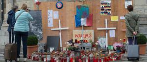 Menschen stehen in Berlin an der Gedenkstätte für die Opfer des Terroranschlages vom Breitscheidplatz. 