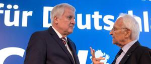 "Historische Niederlage". Der Ehrenvorsitzende der CSU, Edmund Stoiber, im Gespräch mit dem amtierenden Parteichef Horst Seehofer.