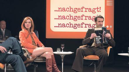 Zarah Wolf (Claudia Eisinger) in einer TV-Diskussion mit dem brisanten "Relevant"-Cover. Das wahre TV-Publikum war weniger interessiert.. 