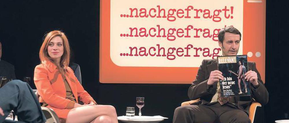 Zarah Wolf (Claudia Eisinger) in einer TV-Diskussion mit dem brisanten "Relevant"-Cover. Das wahre TV-Publikum war weniger interessiert..