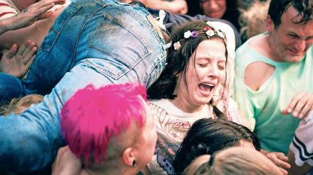 Das Leben davor. Antonia Schneider (Jella Haase) stand kurz vor dem Abitur und wollte einfach nur feiern, als sie in den Tunnel der Duisburger Loveparade geriet.