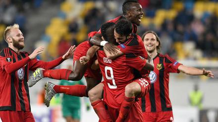 Spitzenreiter, Spitzenreiter, hey, hey. Östersund hat das erste Gruppenspiel bei Luhansk mit 2:0 für sich entschieden.