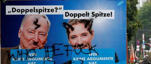 Ein bemaltes Wahlplakat der AfD. 