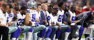 Die Dallas Cowboys knien vor dem Spiel gegen die Arizona Cardinals.