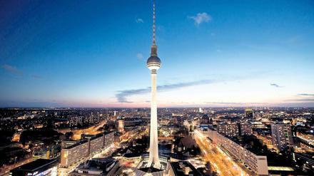 Hell leuchtet Berlin-Mitte und der Fernsehturm.