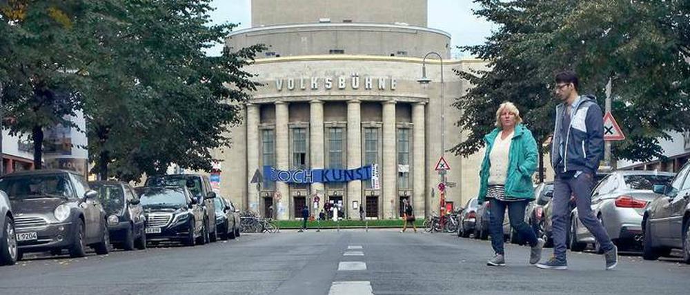 Blick auf die besetzte Volksbühne am Rosa-Lxemburg-Platz.