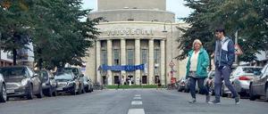 Blick auf die besetzte Volksbühne am Rosa-Lxemburg-Platz.