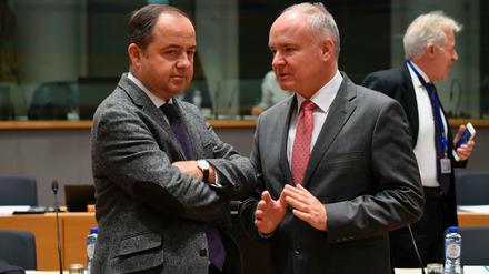 Polens Europaminister Konrad Szymanski (l.) spricht vor der Sitzung in Brüssel.