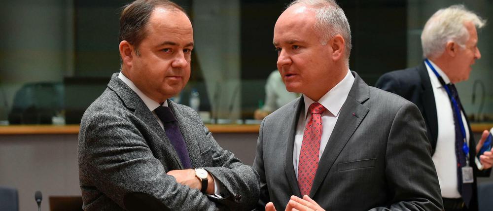 Polens Europaminister Konrad Szymanski (l.) spricht vor der Sitzung in Brüssel.