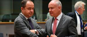 Polens Europaminister Konrad Szymanski (l.) spricht vor der Sitzung in Brüssel.