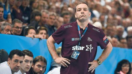 Läuft nicht. Kiels Trainer Gislason hofft auf eine schnelle Trendumkehr. Foto: Heimken/dpa