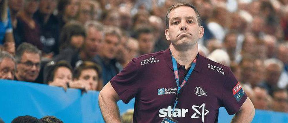 Läuft nicht. Kiels Trainer Gislason hofft auf eine schnelle Trendumkehr. Foto: Heimken/dpa