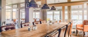 Neues Interieur, neue Küche: Im gemütlich-modernen Ambiente der "Kapitänskajüte" in Gatow speist es sich bestens und mit Blick aufs Wasser.