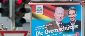 Selbsterklärte Genzschützer, die sich ihr Land "zurückholen" wollen: Ein AfD-Wahlplakat mit den Spitzenkandidaten Alice Weidel und Alexander Gauland.