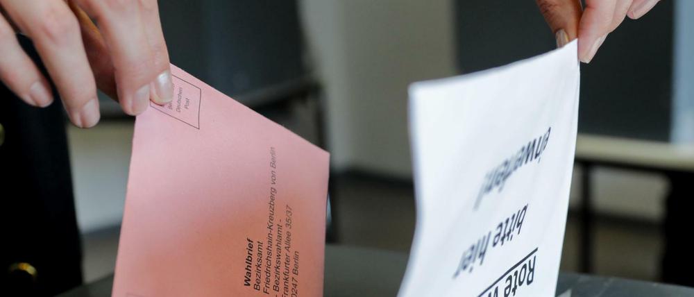 Zu viele Zettel? Berliner hatten zwei Stimmzettel, die beide in den inneren Umschlag sollten. 