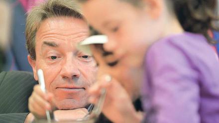 Abschied. Günter Baaske tritt als Bildungsminister in Brandenburg zurück. Foto: Ralf Hirschberger/dpa