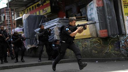 Sicherheitskräfte stürmen die Favela Rocinha in Rio de Janeiro.