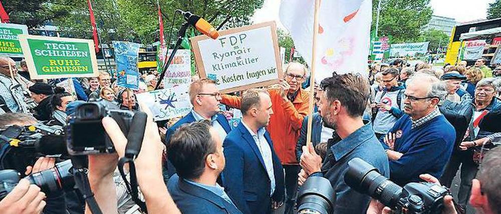 Die Gegner und Befürworter des Flughafen Tegel sind hartnäckig – hier FDP-Fraktionschef Sebastian Czaja bei einer Demo. 