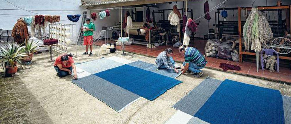 Für die Kollektion "Nobsa" wurde in dem Ort Nobsa extra ein breiter Webstuhl angeschafft, um diese Größe zu weben.